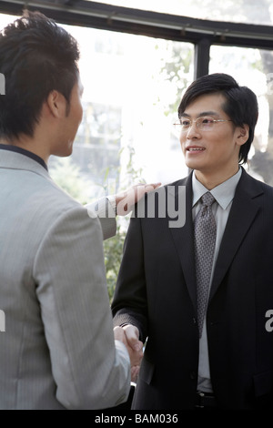 Zwei Geschäftsleute Händeschütteln Stockfoto