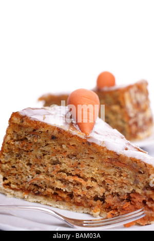 Zwei Stück Karottenkuchen auf weißen Platten auf hellem Hintergrund Stockfoto