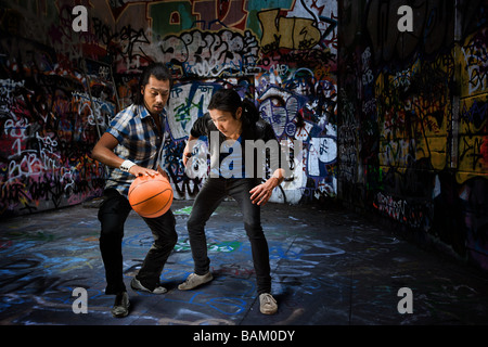 Zwei Männer spielen basketball Stockfoto
