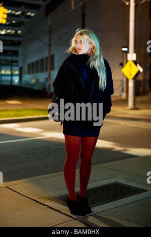 Frau in der Stadt bei Nacht Stockfoto