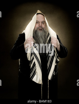 Ein Rabbiner tragen einen Gebetsschal Stockfoto