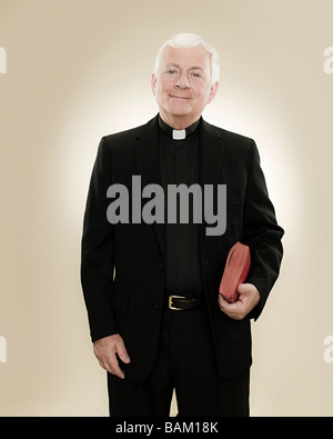 Porträt eines Priesters, der Besitz einer Bibel Stockfoto