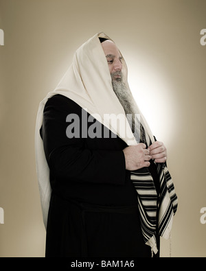 Ein Rabbiner tragen einen Gebetsschal Stockfoto