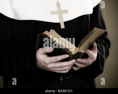 Eine Nonne mit einer Bibel Stockfoto