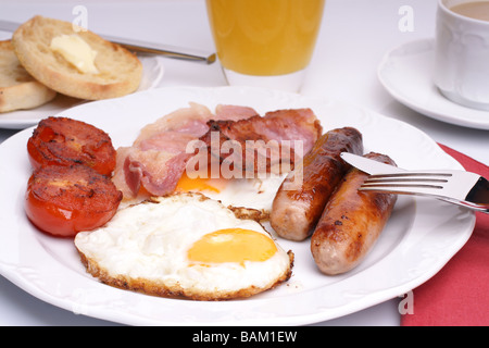 Frisch zubereitetes Frühstück mit Würstchen und Saft Stockfoto