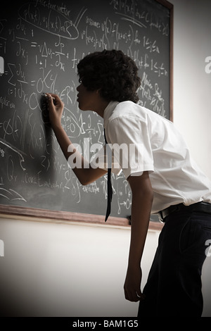 Junge auf Tafel schreiben Stockfoto