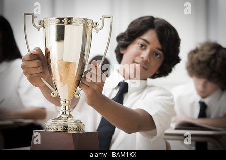 Junge mit Trophäe Stockfoto