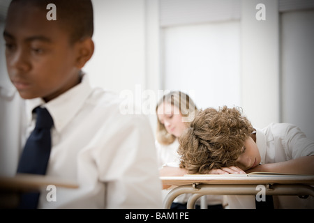 Schülerinnen und Schüler im Klassenzimmer Stockfoto