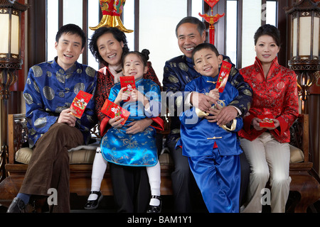 Mehr-Generationen-Familie feiert Chinesisches Neujahr Stockfoto