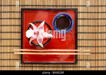 Eine Schale und Stäbchen auf einem Tisch in einem restaurant Stockfoto