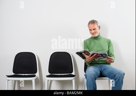 Mann im Wartezimmer Stockfoto