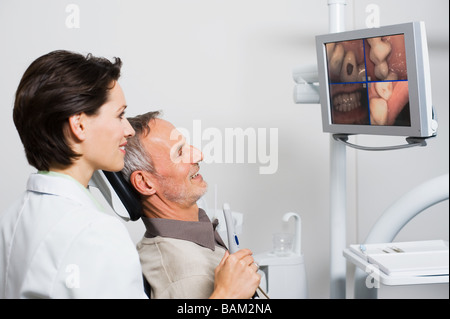 Zahnarzt und Patient auf monitor Stockfoto