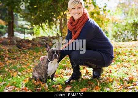 Junge Frau mit Hund Stockfoto