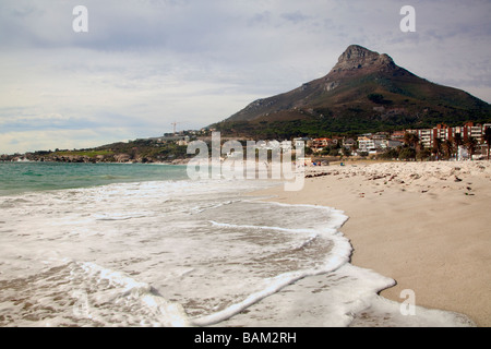 Blick entlang Surf- und zum Berg von Camps Bay, Kapstadt, Südafrika Stockfoto