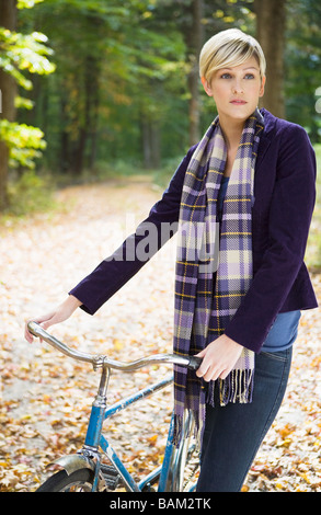 Junge Frau mit Fahrrad Stockfoto