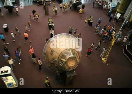 Besucher das National Air and Space Museum, Washington DC um die Apollo-11-Kommandokapsel Columbia. Stockfoto