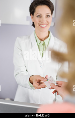 Zahlung für zahnärztliche Behandlung Stockfoto