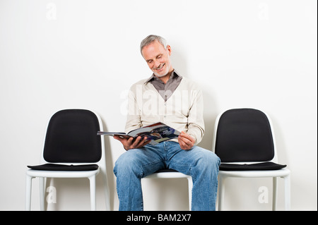 Mann im Wartezimmer Stockfoto