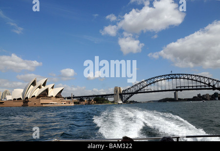 Sydney Australia, Ansicht von Sydney Bridge und Opera House.Icons of Australia, die Brücke im Jahr 1932, The Opera House im Jahr 2003 eröffnet. Stockfoto