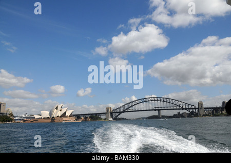 Sydney Australia, Ansicht von Sydney Bridge und Opera House.Icons of Australia, die Brücke im Jahr 1932, The Opera House im Jahr 2003 eröffnet. Stockfoto