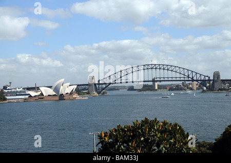 Sydney Australia, Ansicht von Sydney Bridge und Opera House.Icons of Australia, die Brücke im Jahr 1932, The Opera House im Jahr 2003 eröffnet. Stockfoto