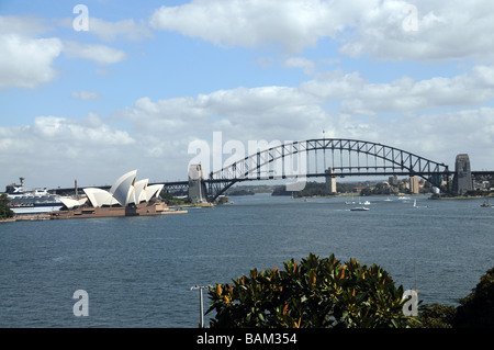 SydneyAustralia, Ansicht von Sydney Bridge und Opera House.Icons of Australia, die Brücke im Jahr 1932, The Opera House im Jahr 2003 eröffnet. Stockfoto