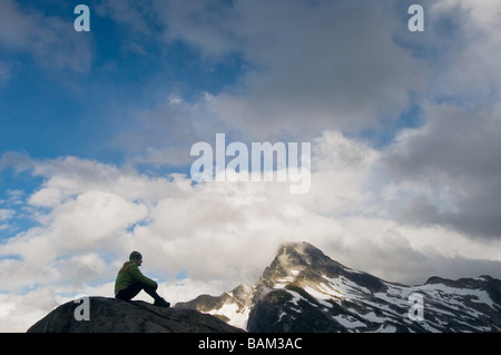 Eine Frau saß auf einem Berg Stockfoto