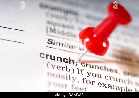 Daumen-Tack auf Wort crunch Stockfoto