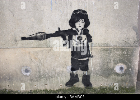 Banksy Straße Kunst Graffiti zeigt Kind mit Rakete angetrieben Granate Stockfoto