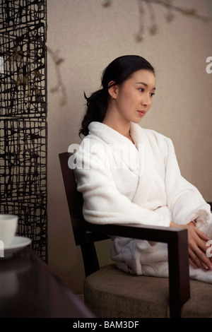 Frau im Hotelzimmer Stockfoto