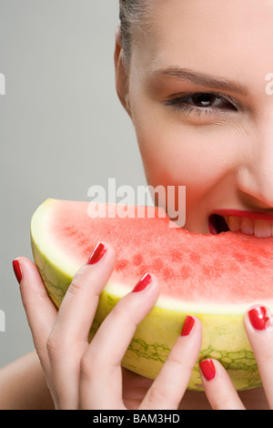 Junge Frau, die Wassermelone essen Stockfoto