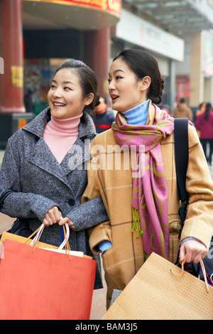 Frauen mit Einkaufstaschen Stockfoto