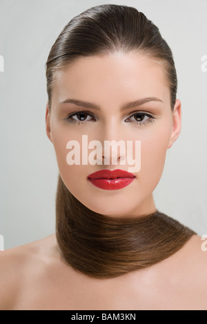 Frau mit Haaren, die um den Hals gewickelt Stockfoto