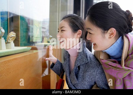 Frauen, die im Schaufenster Stockfoto