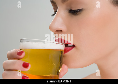 Frau trinkt einen Pint lager Stockfoto