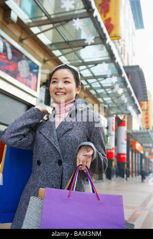 Frau mit Einkaufstüten Stockfoto