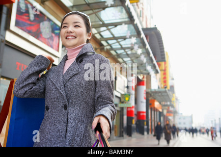 Frau mit Einkaufstüten Stockfoto