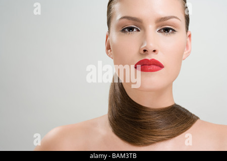 Frau mit ihrem Haar um den Hals Stockfoto