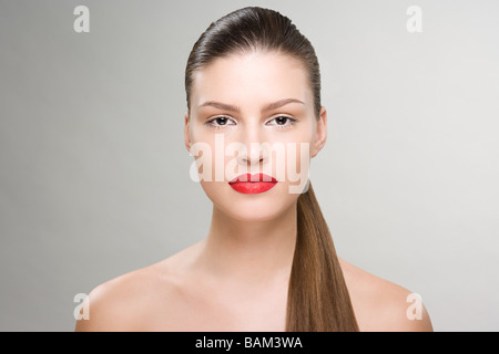 Porträt einer jungen Frau trägt Lippenstift Stockfoto