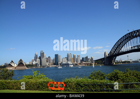 Sydney, Australien, Ansicht der Stadt WithBridge und Opera House.Icons of Australia, die Brücke eröffnete 1932, The Opera House im Jahr 2003 Stockfoto