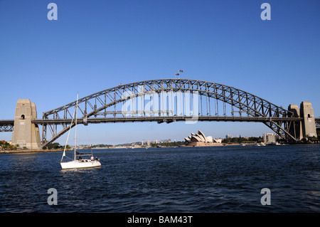 Sydney, Australien Blick auf Sydney Bridge und dem Opernhaus entfernt. Symbole von Australien, die Brücke im Jahr 1932, The Opera House im Jahr 2003 eröffnet. Stockfoto