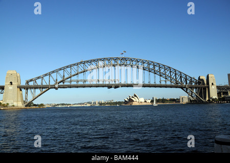 Sydney, Australien Blick auf Sydney Bridge und Opera House.Icons of Australia, die Brücke im Jahr 1932, The Opera House im Jahr 2003 eröffnet. Stockfoto