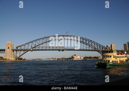 Sydney, Australien Blick auf Sydney Bridge und dem Opernhaus entfernt. Symbole von Australien, die Brücke im Jahr 1932, The Opera House im Jahr 2003 eröffnet. Stockfoto