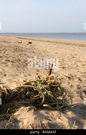 ausrangierte Fischernetze liegen am Strand im Naturreservat Spurn Point verschmähen Punkt East Yorkshire England verworrenen Stockfoto