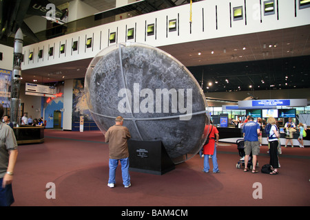 Besucher rund um die Apollo 11 Monitorbox im Haupteingang der National Air & Space Museum, Washington DC Stockfoto