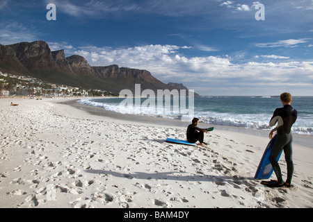 Zwei Surfer Vorbereitung auf Camps Bay beach, Kapstadt, Südafrika Stockfoto