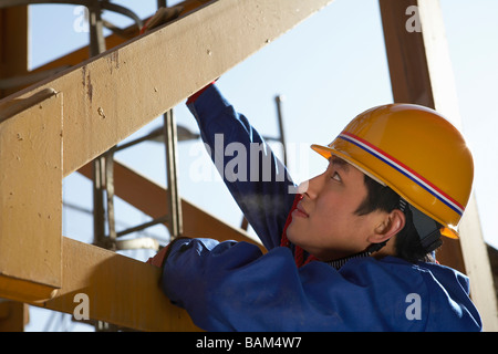 Arbeiter tragen Schutzhelm In Baustelle Stockfoto