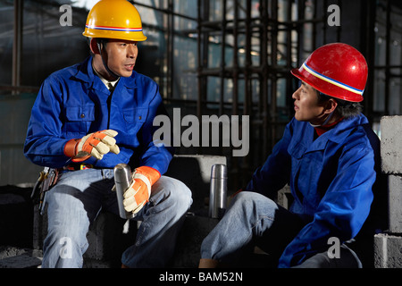 Männer In Bau Website tragen Schutzhelme Stockfoto