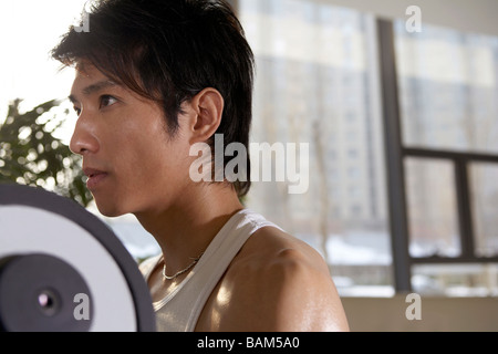 Mann heben Gewichte im Fitnessstudio Stockfoto