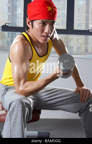 Junger Mann Gewichtheben in der Turnhalle Stockfoto